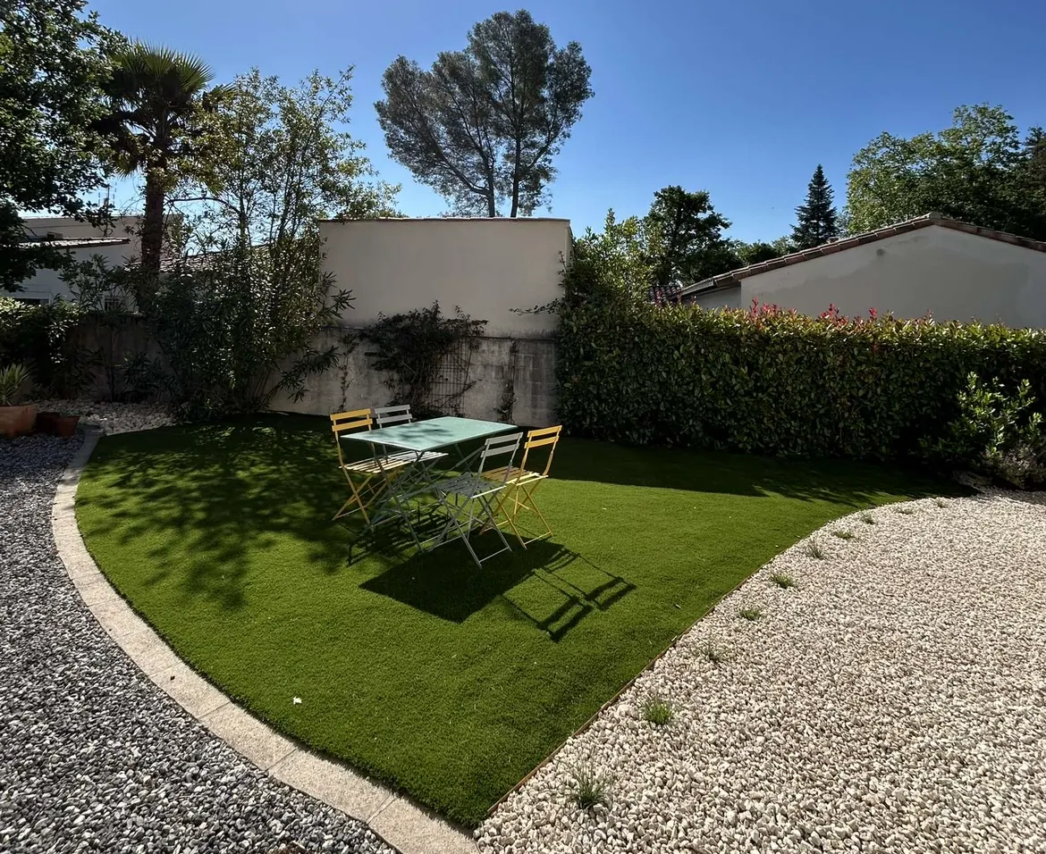 Création de jardin : pelouse aux courbes douces bordée d'une allée en gravier